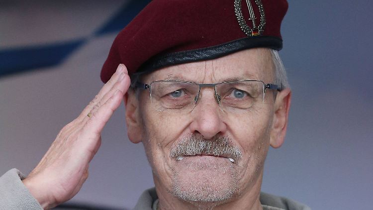 Erkundete unterirdische Gänge unter dem Reichstag: Der Bundeswehroberst a. D. Maximilian Eder, Anfang 2022 auf einer Kundgebung in Nürnberg. 