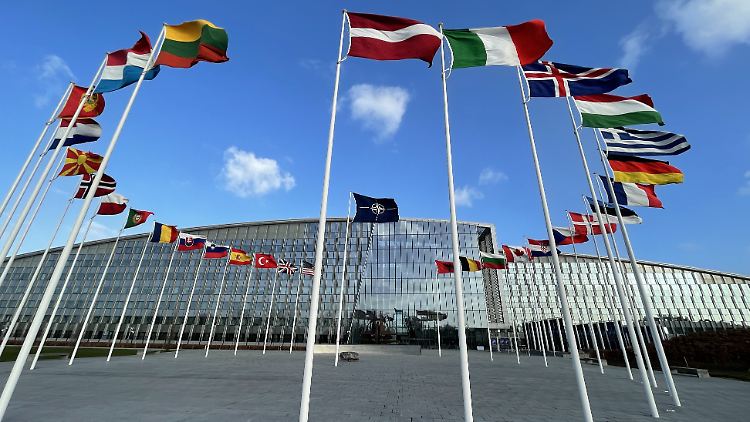Vor dem NATO-Hauptquartier wehen die Flaggen von 30 Demokratien, sowie von Ungarn und der Türkei.