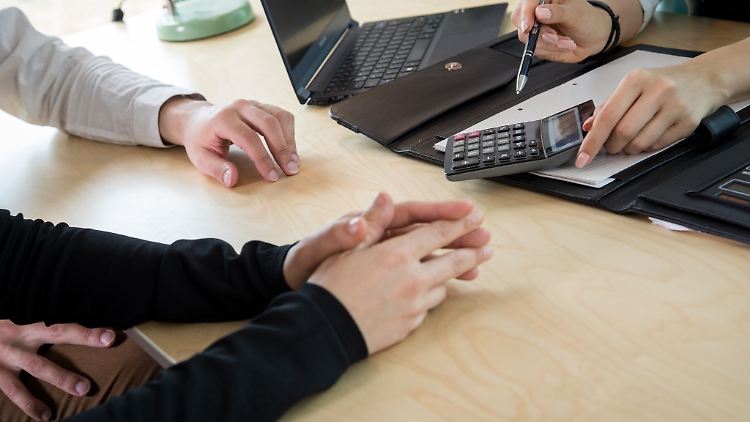 Wie hoch wird die Kreditrate künftig sein? Wer sich frühzeitig um die Anschlussfinanzierung kümmert, kann die Antwort auf diese Frage besser abschätzen.