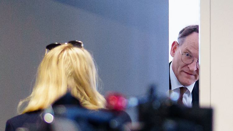 Norbert Abel, Insolvenzverwalter von Signa-Prime, schaut durch eine Tür.