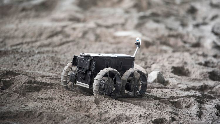 Ein kleines Mondrover-Model wird in Rostock getestet. 