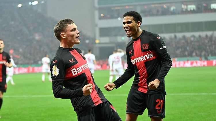 Florian Wirtz feiert seinen ersten Doppelpack als Bayer-Profi.