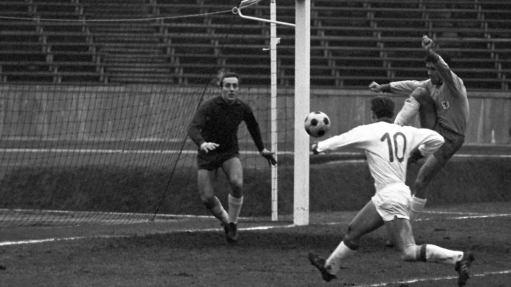 Berlins-Lothar-Zeh-M-im-Kampf-um-den-Ball-mit-Braunschweigs-Walter-Schmidt-r-und-Torwart-Horst-Wolter