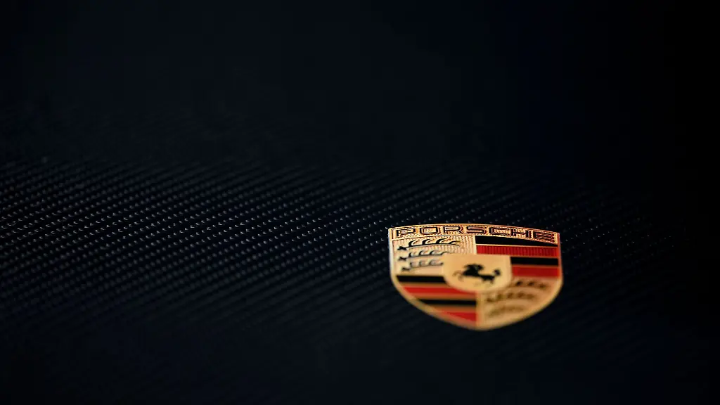 Das-Porsche-Logo-ist-auf-einem-Auto-zu-sehen