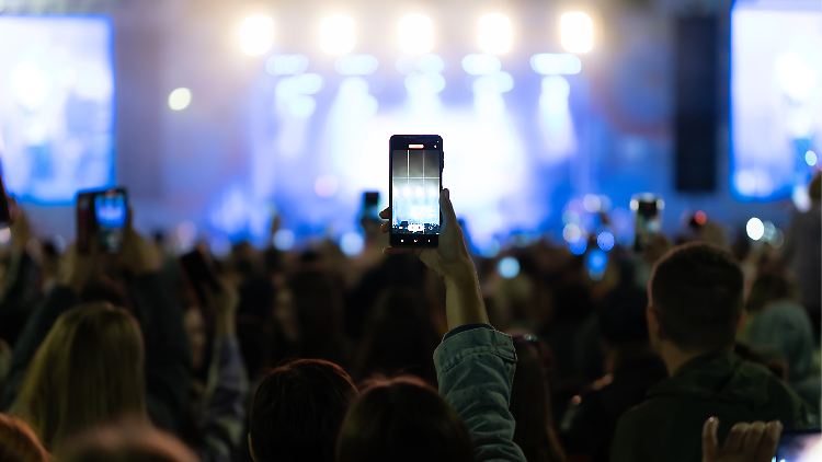 Ob auf Arbeit oder in der Freizeit: Die Mehrzahl der Smartphone-Besitzer und -Besitzerinnen haben ihr Gerät immer dabei. 