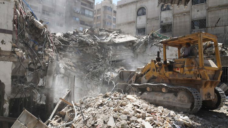 Nach einem mutmaßlich israelischen Angriff auf die iranische Botschaft in Syrien droht Teheran mit Vergeltung. Israel ergreift jetzt Maßnahmen.  