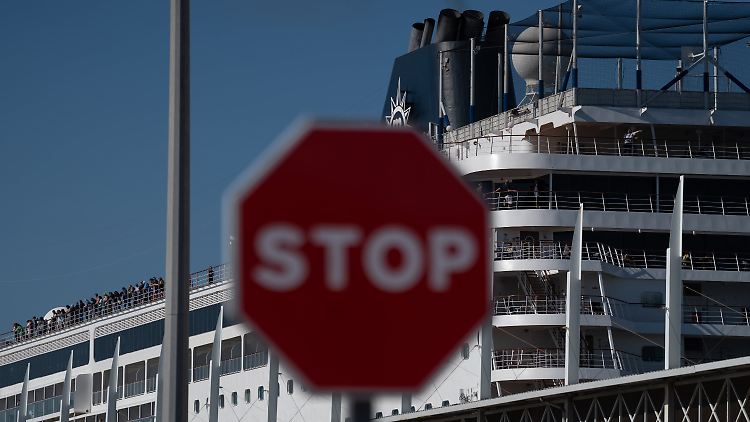 Das Kreuzfahrtschiff "MSC Armonia" wurde im Hafen von Barcelona festgehalten.