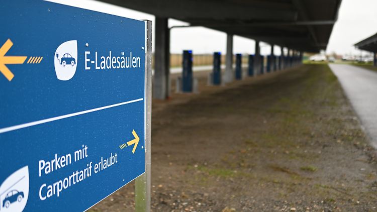Verwaiste Ladesäulen für E-Autos. 