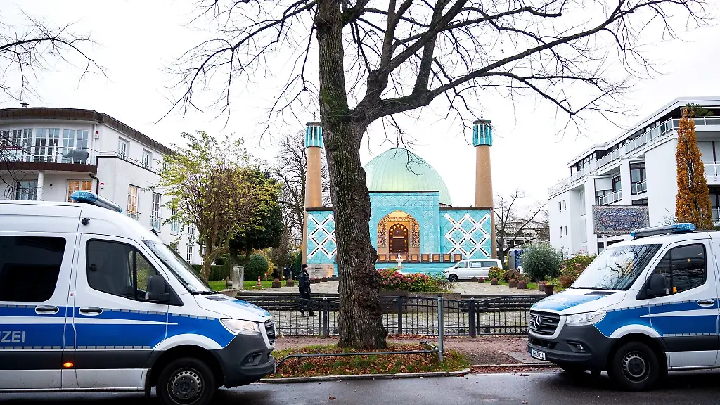 Einsatzkraefte-der-Polizei-vor-der-Imam-Ali-Moschee-Blaue-Moschee-an-der-Aussenalster