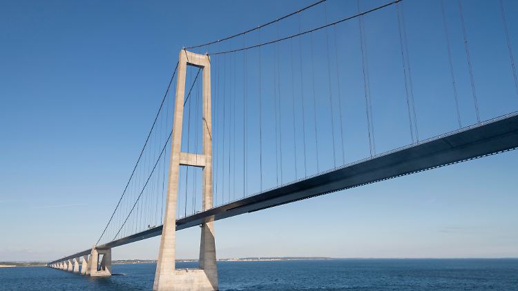 Die Warnung betrifft ein Gebiet südwestlich der Stadt Korsor, etwa vier Kilometer südlich der Brücke über den Großen Belt.
