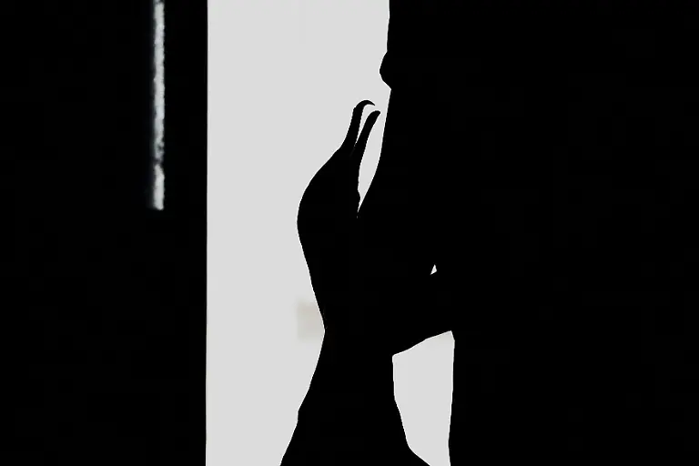 Youichiro-Adachi-streichelt-Vogel