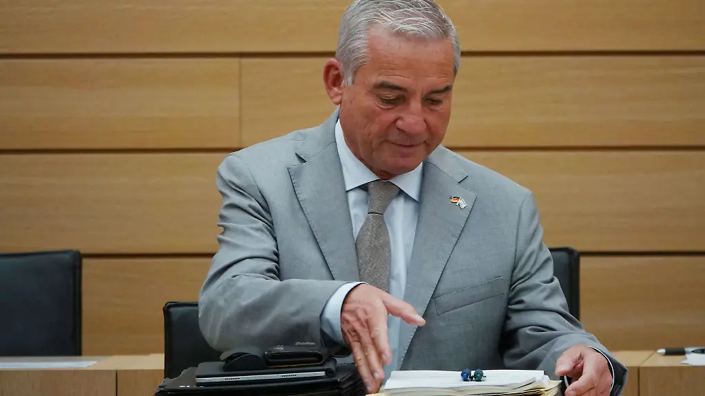 Thomas-Strobl-CDU-Innenminister-von-Baden-Wuerttemberg-nimmt-an-einer-Plenarsitzung-im-Landtag-von-Baden-Wuerttemberg-teil