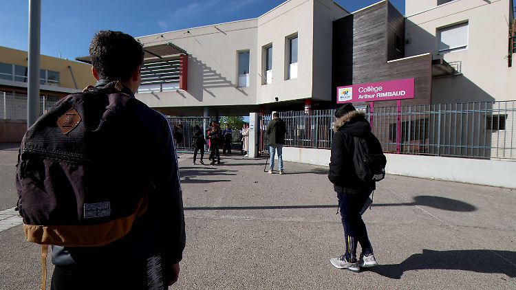 Die Teenager sollen vor der Schule auf das Mädchen gewartet haben. 