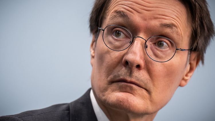 Ende des Jahres 2022 bringt der Gesundheitsminister Karl Lauterbach die neue Impfkampagne "Ich schütze mich" auf den Weg. Nun wird er deswegen von der Linken angezeigt. 