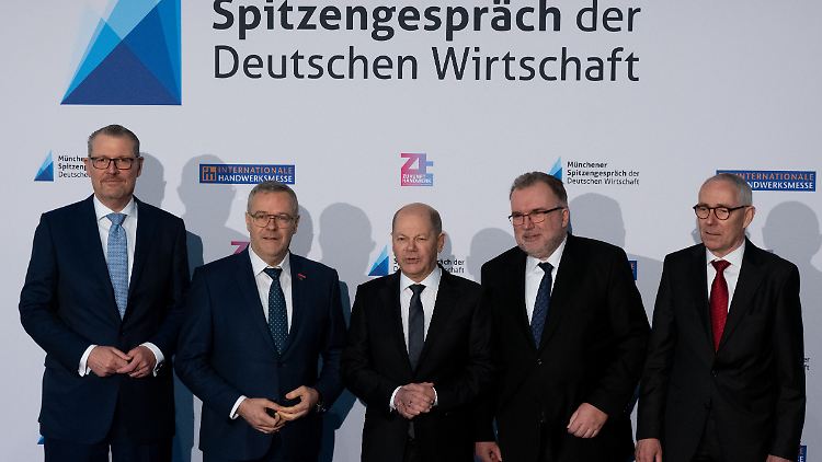 Das Spitzengespräch Anfang März stellen Scholz' Sprecherin und die Wirtschaftsvertreter völlig unterschiedlich dar. 
