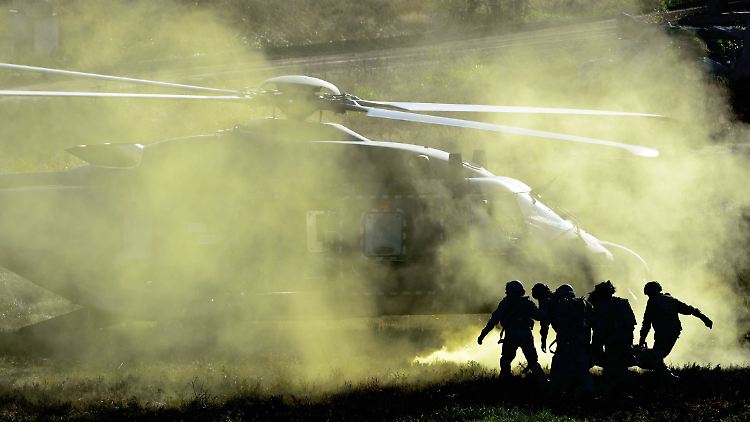 Bundeswehrsoldaten üben das Bergen eines im Gefecht Verletzten. 