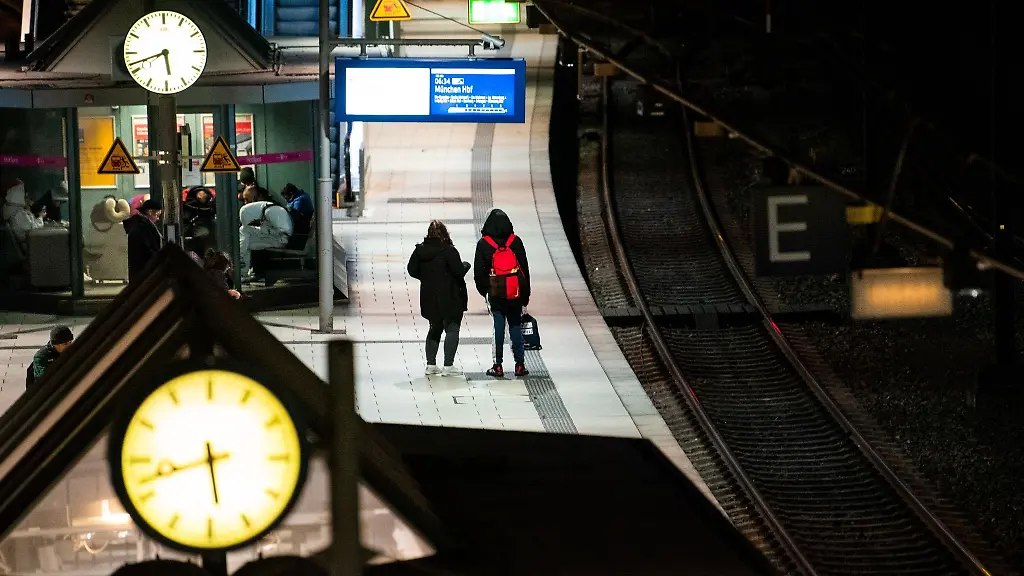 Nur-wenige-Reisende-sind-waehrend-eines-Warnstreiks-bei-der-Bahn-im-Hauptbahnhof-unterwegs