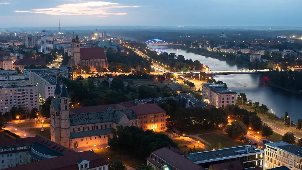 Vom-Nordturm-des-Doms-aus-ist-das-Kloster-Unser-Lieben-Frauen-in-Magdeburg-zu-sehen