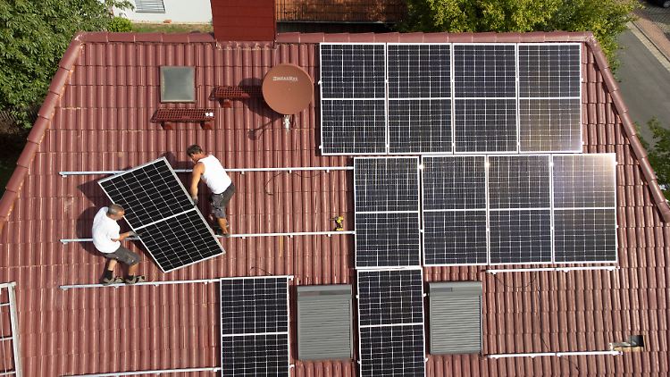 Bei unsachgemäßer Montage von PV-Anlagen kann das Dach schwer beschädigt werden, beklagt der Dachdeckerverband.