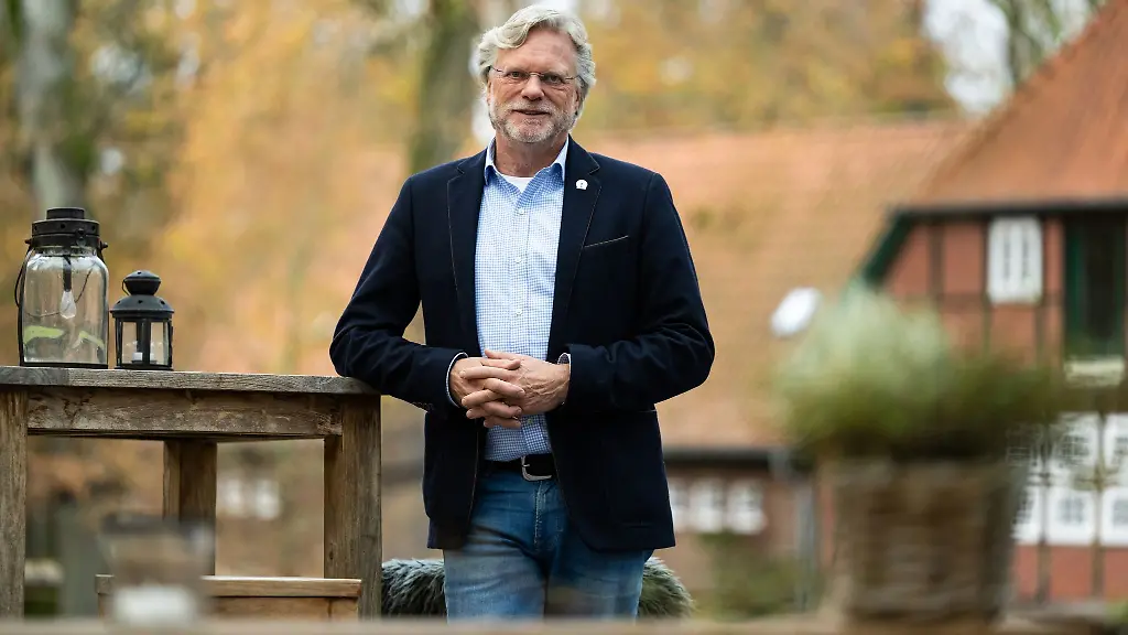 Philipp-von-Stumm-Geschaeftsfuehrer-des-Seminar-und-Eventzentrums-Gut-Thansen-steht-auf-seinem-Gelaende