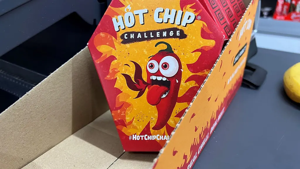 Mehrerer-Packungen-der-Hot-Chip-Challenge-liegen-bei-einem-Spaeti-neben-der-Kasse
