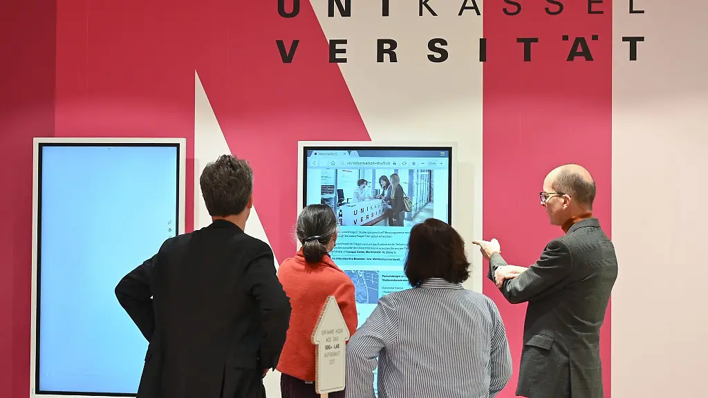 Oliver-Fromm-r-Kanzler-der-Kasseler-Uni-sieht-sich-im-SDG-Lab-dem-neuen-Nachhaltigkeitslabor-der-Universitaet-Kassel-mit-seinem-Team-eine-Multimedia-Station-an
