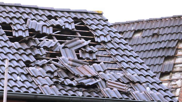 In Korschenbroich sind die Schäden durch die starken Windböen sichtbar.