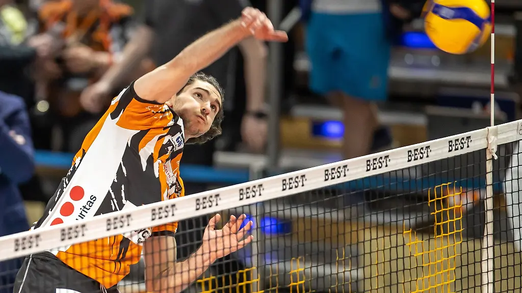 Timothee-Carle-von-den-BR-Volleys-spielt-den-Ball-ueber-das-Netz