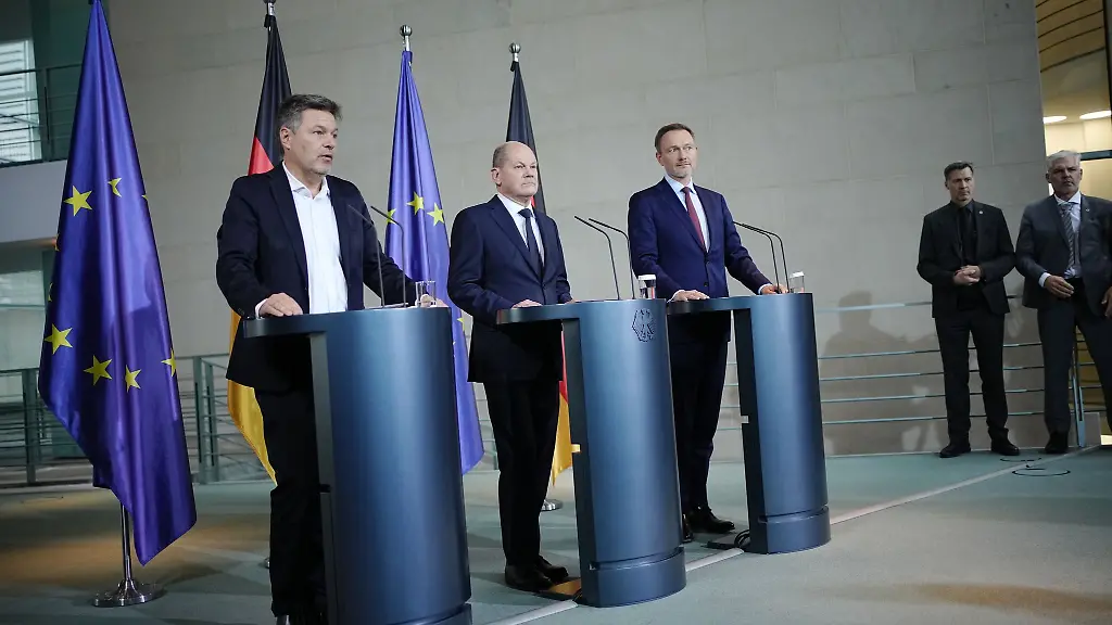 Robert-Habeck-l-r-Olaf-Scholz-und-Christian-Lindner-geben-nach-dem-Urteil-ein-Pressestatement