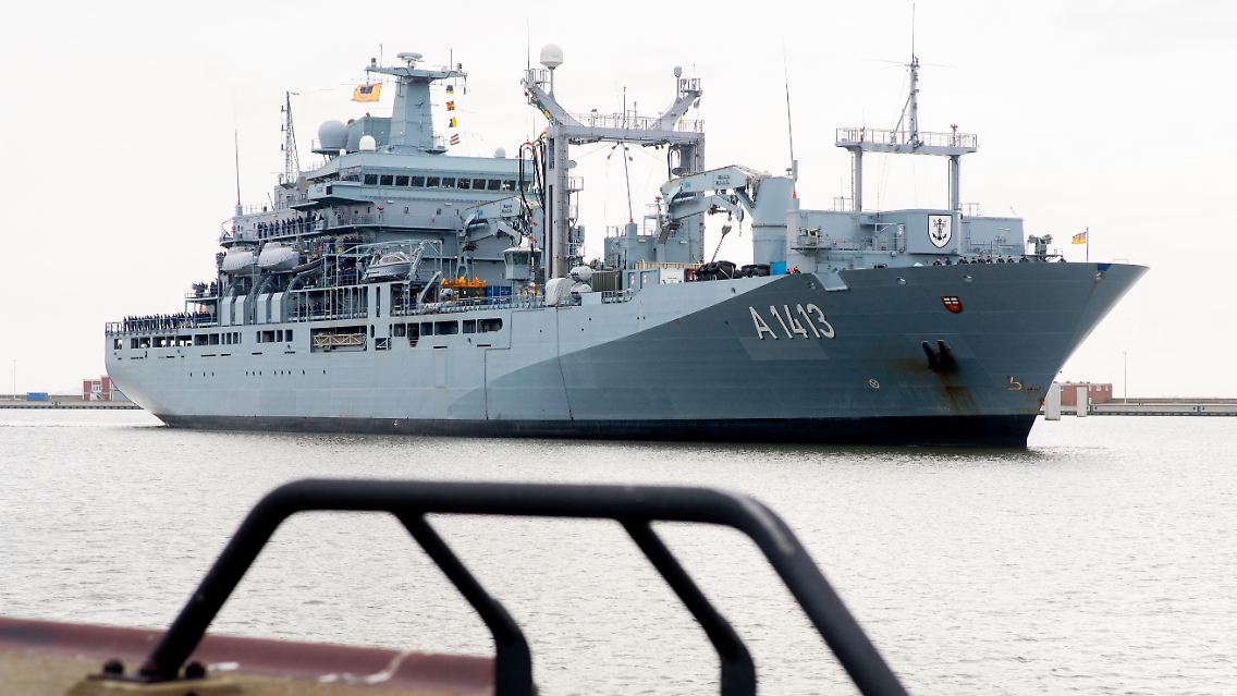 Die rund 174 Meter langen Einsatzgruppenversorger sind die größten Schiffe der Marine. Sie versorgen Einsatzverbände auf See mit Kraftstoff, Verpflegung, Material und Munition.