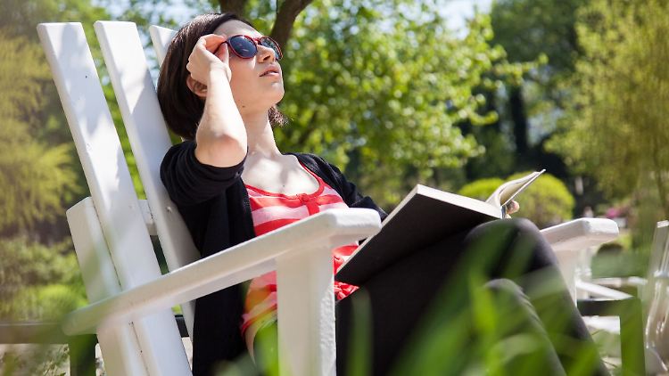 Bitte einschmieren: Im Frühjahr ist die Ozonkonzentration in der Atmosphäre geringer als im Sommer, weshalb man sich schnell einen Sonnenbrand zuziehen kann.