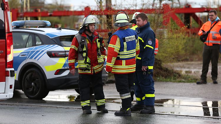 Polizei und Feuerwehr an der Unglücksstelle. 