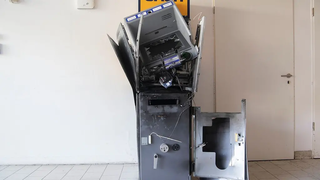 Ein-zerstoerter-Geldautomat