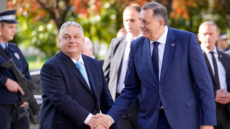 Milorad Dodik (r.), Präsident des serbischen Teils von Bosnien-Herzegowina, begrüßt Ungarns Regierungschef Viktor Orban in Banja Luka. 