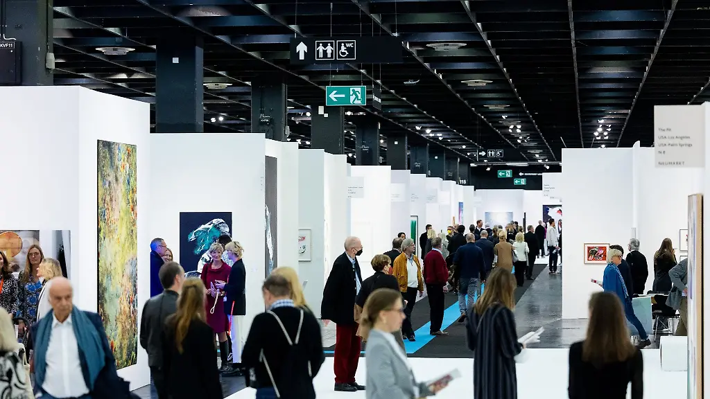 Besucher-der-Art-Cologne-gehen-durch-eine-Messehalle-der-Kunstmesse-Art-Cologne