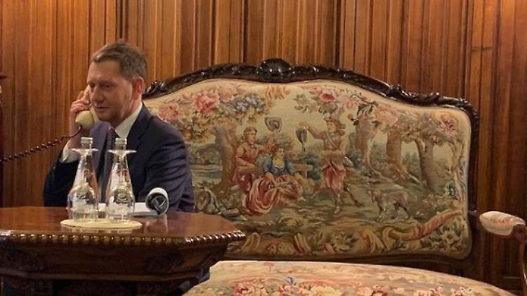 Michael Kretschmer vor drei Jahren auf dem äußeren Ende einer barocken Sofakante in Moskau.