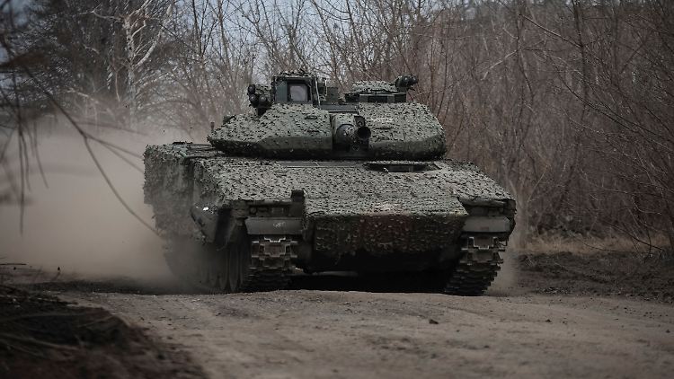 Ein ukrainischer Panzer ist in der Nähe von Tschassiw Jar unterwegs. 