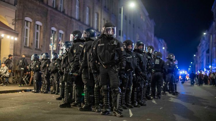 Um mögliche rechtsextreme Strukturen bei der Polizei zu bekämpfen, bräuchte es "auch die Möglichkeit, mal aus dem Hamsterrad auszusteigen", sagt Polizeiforscher Behr (Symbolbild).