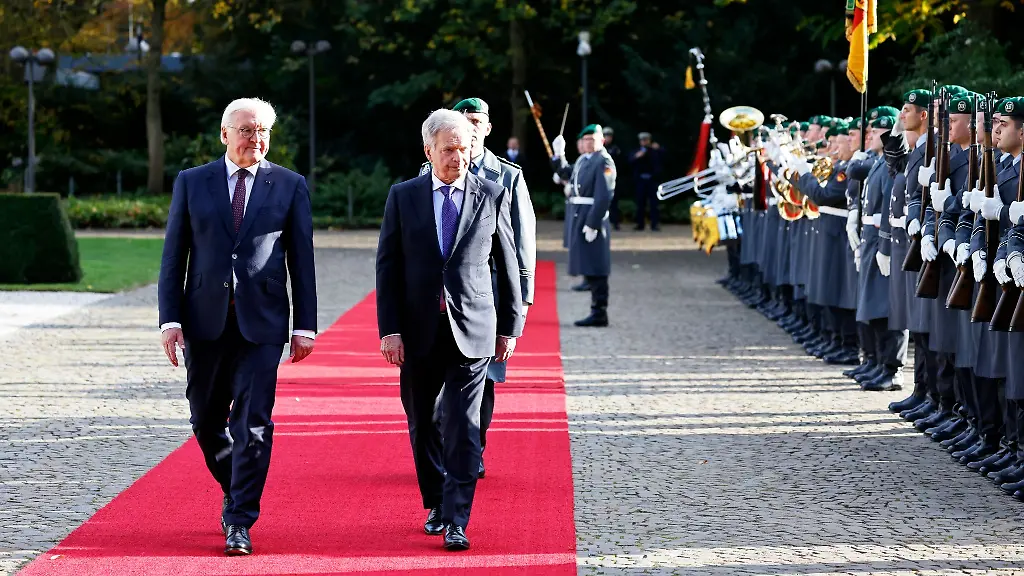 Bundespraesident-Frank-Walter-Steinmeier-l-empfaengt-Sauli-Niinistoe-M-Praesident-von-Finnland-in-der-Villa-Hammerschmidt