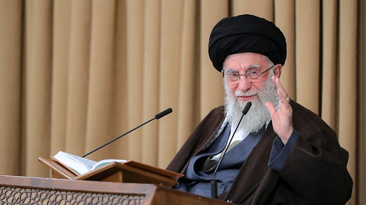 Irans Religionsführer Ajatollah Ali Chamenei sagte am Tag nach dem Angriff mit Blick auf Israel, "das boshafte Regime wird durch unsere tapferen Männer bestraft werden".
