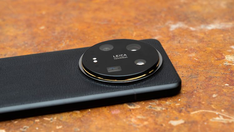 Das Xiaomi 14 Ultra hat eine riesige Kameraeinheit auf der Rückseite.