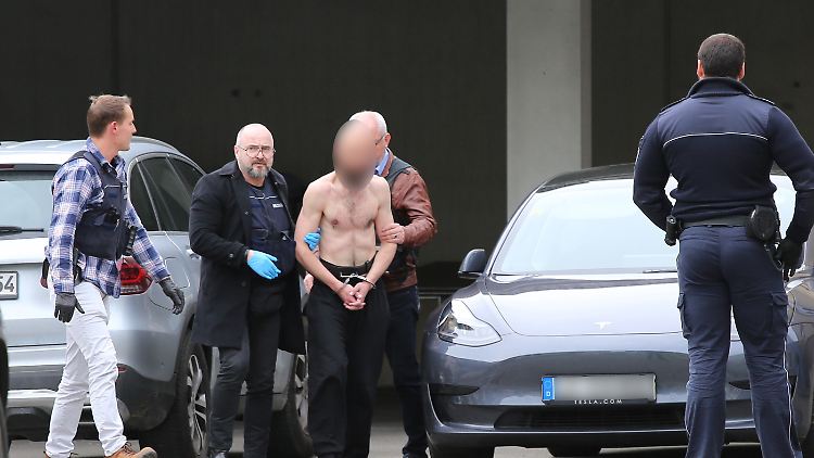 Ein Supermarktkunde konnte den Tatverdächtigen entwaffnen, sodass Polizeibeamte ihn festnehmen konnten. 