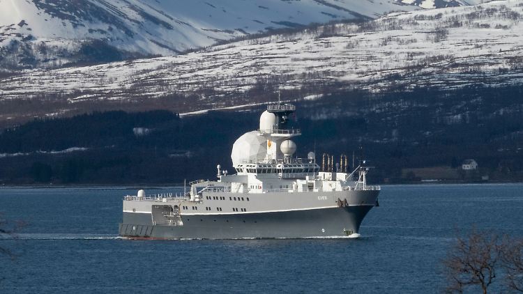 Ein norwegisches Spionageschiff kreuzt vor der Küste des Landes. 