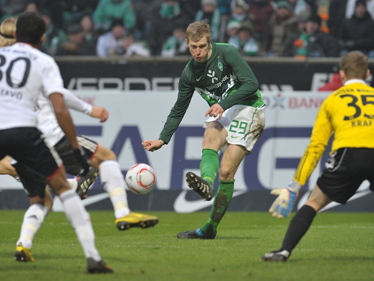 Kunstschütze: Per Mertesacker brachte erst Bremen in Führung und später auch die Bayern.