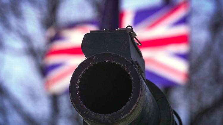 Eine Kanone eines britischen Challenger-2-Panzers ist während einer Feier zum 20-jährigen Bestehen der NATO-Mitgliedschaft Estlands vor einer britischen Nationalflagge zu sehen.