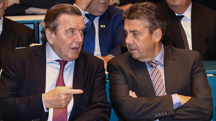 Sigmar Gabriel (r) war Bundesumweltminister unter Kanzler Gerhard Schröder.