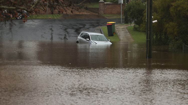 Menschen müssen aus ihren von den Wassermassen eingeschlossenen Autos befreit werden.