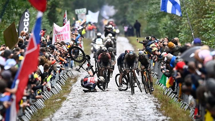 Stürze sind bei Paris-Roubaix an der Tagesordnung (Archivbild).