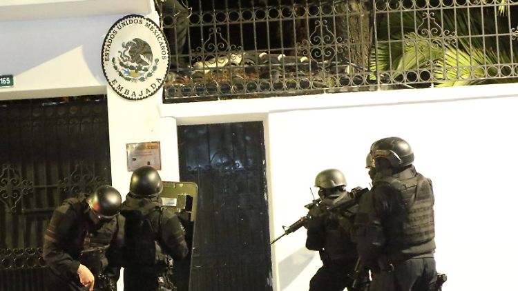 Schwer bewaffnet drang die ecuadorianische Polizei in die mexikanische Botschaft ein.