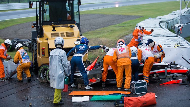 Oktober 2014: Helfer bergen Bianchi aus dem schwer beschädigten Marussia-Boliden.